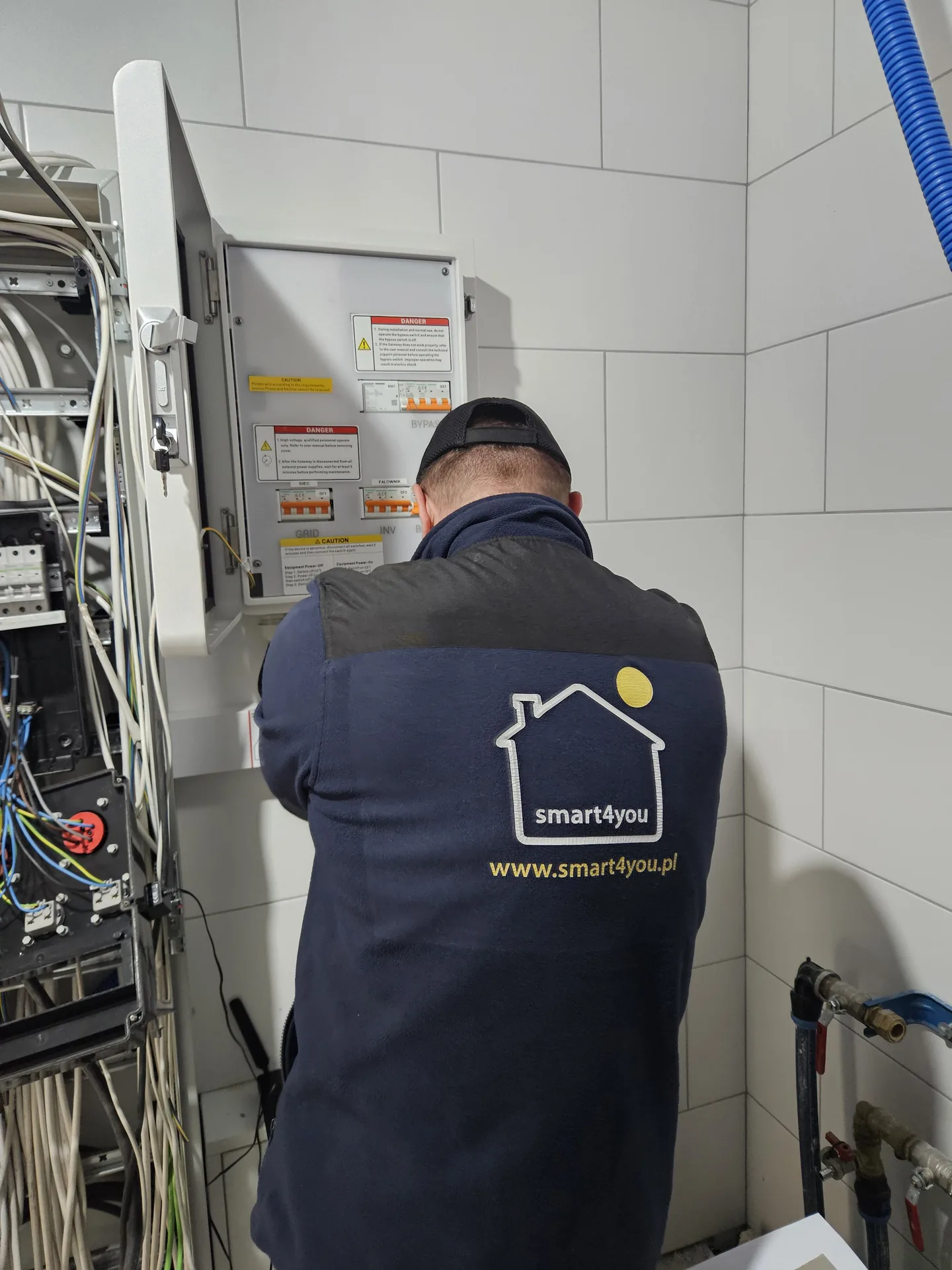 Modernizacja rozdzielnicy elektrycznej przez technika
